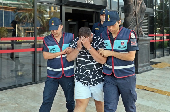 Antalya Alanya’da bulunan ormanlık alandaki 5 farklı noktada yangın çıkaran şüpheli, jandarmanın operasyonuyla suçüstü yakalandı.