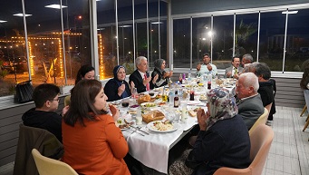 Finike Belediye Başkanı Mustafa Geyikçi, Mahalle Muhtarlarıyla İftar Yemeğinde Bir Araya Geldi