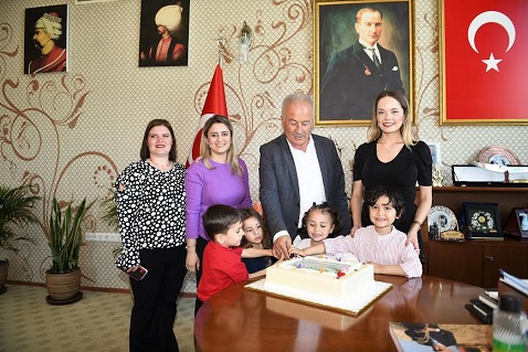 ÇOCUKLAR MAKAM KOLTUĞUNDA