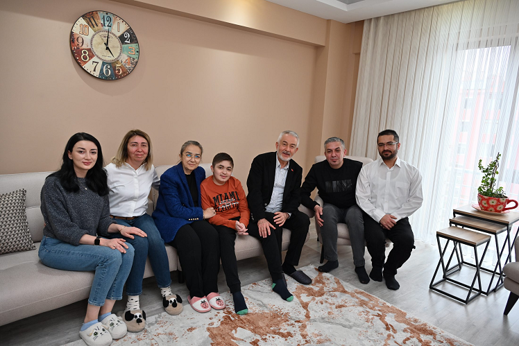 Başdeğirmen çifti Görkem Efe’yi ve ailesini ziyaret etti, Gökkubbe’de yardım amaçlı büyük bir organizasyon planlandığını duyurdu.