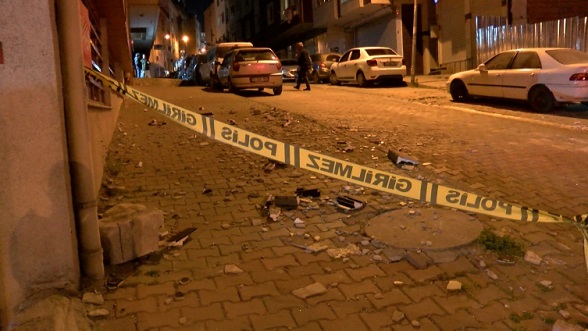  Küçükçekmece’de Rüzgar Bina Cephesini Parçaladı