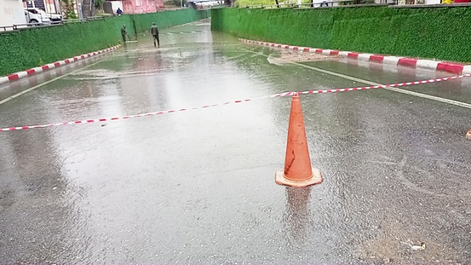 Aydın Nazilli’de Sağanak Yağış Hayatı Felç Etti: Ev ve İş Yerlerini Su Bastı   