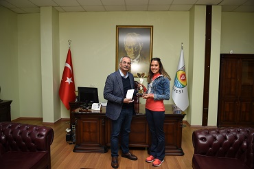 BAŞKAN BOZDOĞAN, YALOVA SUBAŞI KOŞUSU İLE ADANA CUMHURİYET KOŞUSUNDA DERECEYE GİREN MİLLİ ATLETİ TEBRİK ETTİ