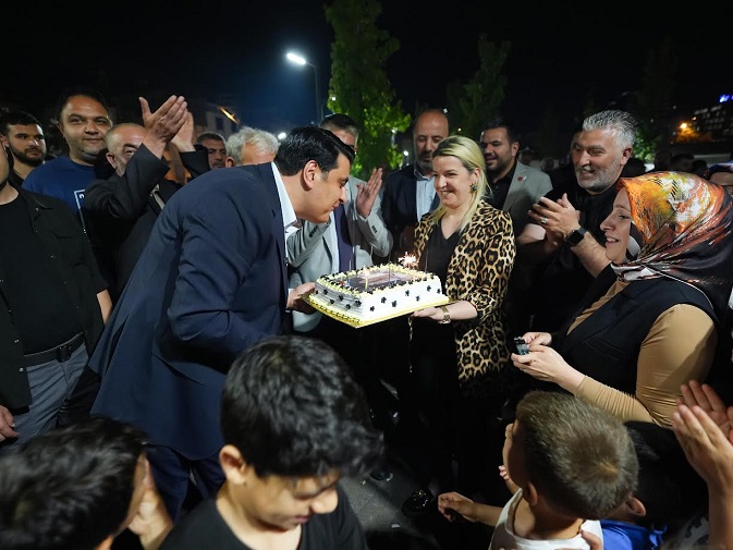 BAŞKAN YILMAZ’A VATANDAŞLARDAN DOĞUM GÜNÜ SÜRPRİZİ