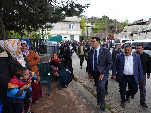 YILMAZ, 3 MAHALLEYİ ZİYARET ETTİ  YILMAZ: “ŞEHİTKAMİL’İ HEP BERABER GÜZELLEŞTİRECEĞİZ