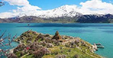 Van Gölü, Türkiye’nin en büyük göllerinden biridir. 3.755 km²’lik bir alana sahiptir.