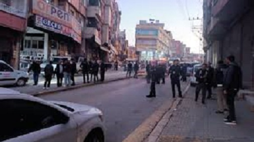 Gaziantep’te son dakika gelişmesine göre Şahinbey İlçesi Vatan Mahallesi’nde silahlı çatışma yaşandı ve 2 kişi öldü.