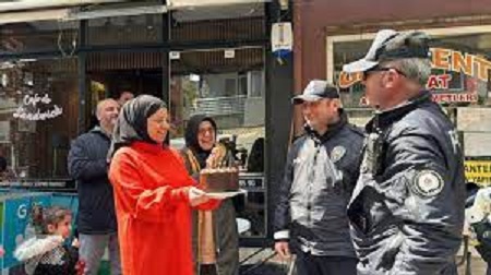 Yalova’da kavga ihbarında bulunan kafe işletmecisi 2 kadın polisleri pastayla karşılayarak sürpriz yaptı.