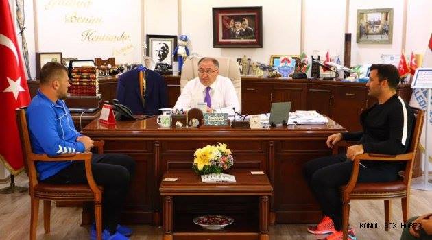 MİNİK GÜREŞÇİLERDEN BAŞKAN SALMAN'A ZİYARET