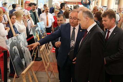 BÜYÜK ÖNDER'İN FOTOĞRAFLARI TERMİNALDE SERGİLENDİ
