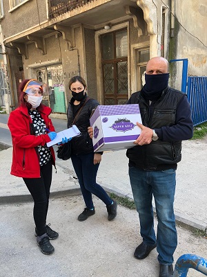 EVDEN ÇIKAMAYAN VATANDAŞLARA DESTEK DEVAM EDİYOR