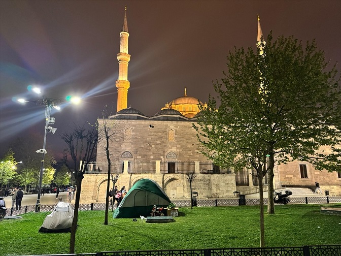Deprem Sonrası Fatih Camii, Geceyi Dışarıda Geçiren Vatandaşlara Sığınak Oldu