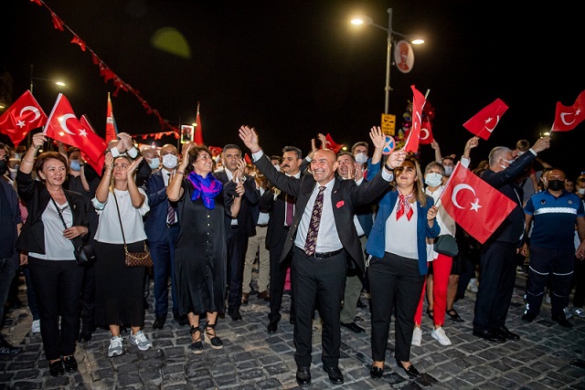 Gündoğdu’da Fener Alaylı 9 Eylül coşkusu Soyer: “Türkiye’nin her yerinde çiçekler açtıracaksınız”