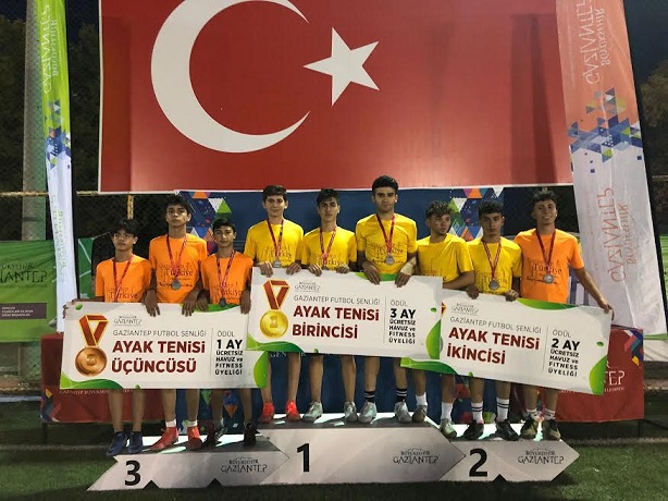 BÜYÜKŞEHİR, GAZİ ŞEHİRLİ GENÇLERE FUTBOL ŞÖLENİ YAŞATTI 