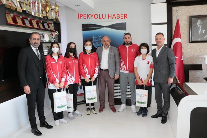 GENÇLİK VE SPOR İL MÜDÜRÜ BAŞARILI ESKRİM SPORCULARINI ÖDÜLLENDİRDİ