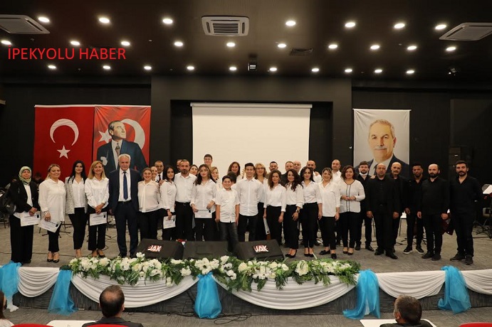İLKADIM’DA SOLİSTLER GEÇİDİ TÜRKÜ SEVERLERE UNUTULMAZ BİR GECE YAŞATTI