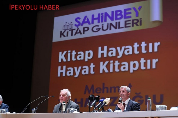 ŞAHİNBEY BELEDİYESİ’NİN DEV KİTAP FUARI ORGANİZASYONUNDA İLBER ORTAYLI OKUYUCULARI İLE BULUŞTU