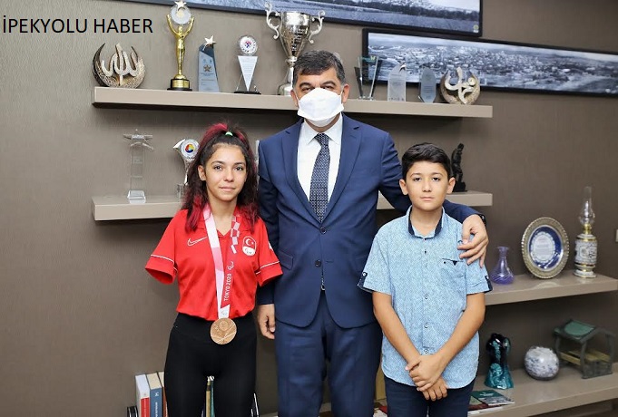 PARALİMPİK 3.’SÜ SEVİLAY’DAN BAŞKAN FADILOĞLU’NA ZİYARET
