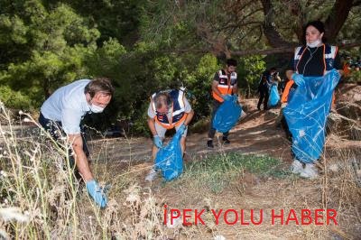 Belediye personeli ve gönüllüler el ele verdi Ormanlık bölgelerden torbalarca atık toplandı