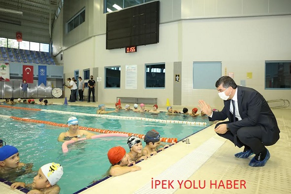 BAŞARILI BİR GELECEĞE KULAÇ ATIYORLAR