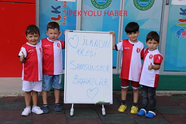 MİNİKLER GİYDİKLERİ KIRMIZI-BEYAZ FORMALARI İLE SAMSUNSPOR’A MORAL DESTEĞİ OLDULAR