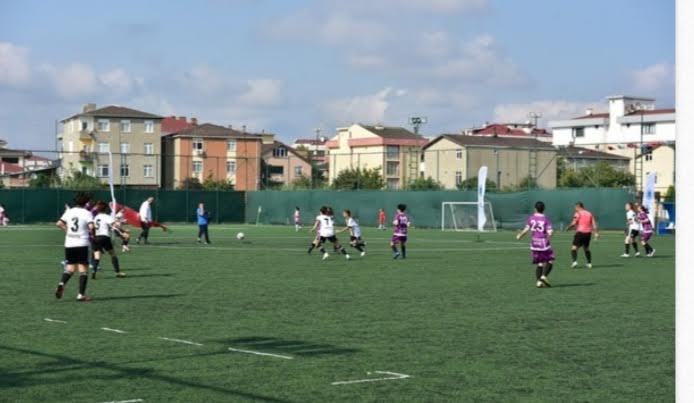 TUZLA BELEDİYESİ 30 AĞUSTOS ZAFER BAYRAMI İÇİN KADIN FUTBOL TURNUVASI DÜZENLENDİ