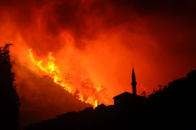  İzmir&rsquo;de ardı kesilmeyen yangınlar vatandaşlara günlerdir korkulu anlar yaşatmaya devam ediyor.