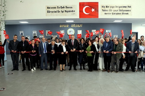 Mehmet Emin Zekiye Üstünel Ortaokulu’na Hayırsever Öğretmenden Kütüphane Bağışı   