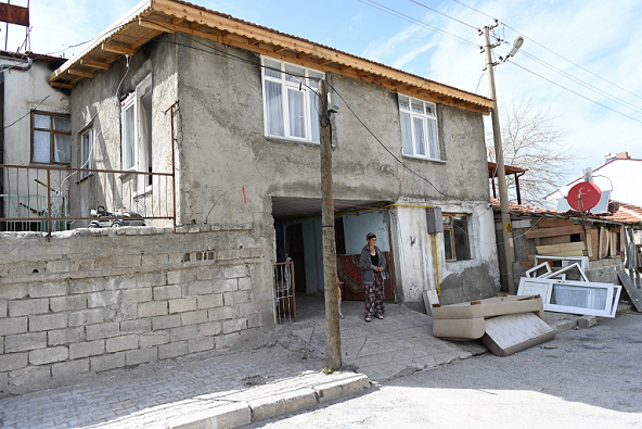 Zafer Mahallesi’nde yanan ev yeniden hayat buldu