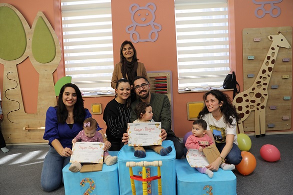 GAZİANTEP BEBEK KÜTÜPHANESİ EMEKLEME YARIŞMASI RENKLİ GÖRÜNTÜLERLE YAPILDI   