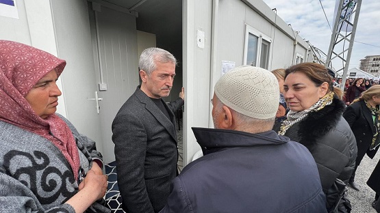 BAŞKAN TAHMAZOĞLU İSLAHİYE VE NURDAĞI’NDA DEPREMZEDELERİ ZİYARET ETTİ