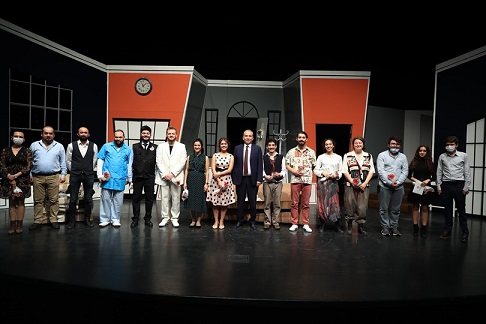 DENİZLİ ŞEHİR TİYATROSU PERDELERİNİ AÇTI