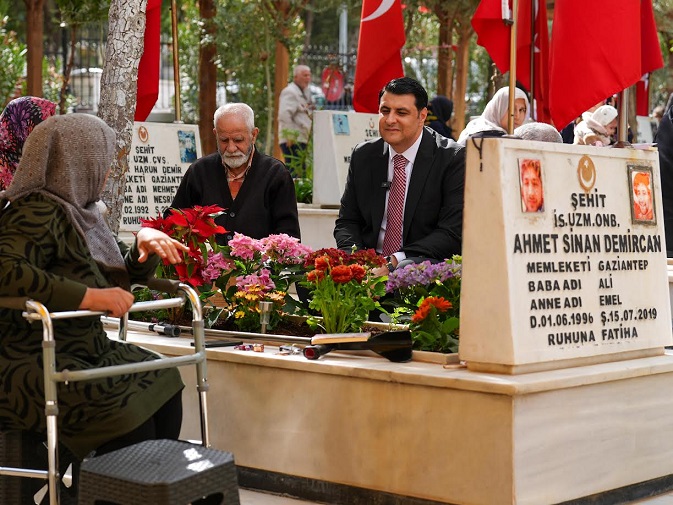  BAŞKAN YILMAZ’DAN ŞEHİT AİLELERİ VE ULU ÇINARLARA ZİYARET   
